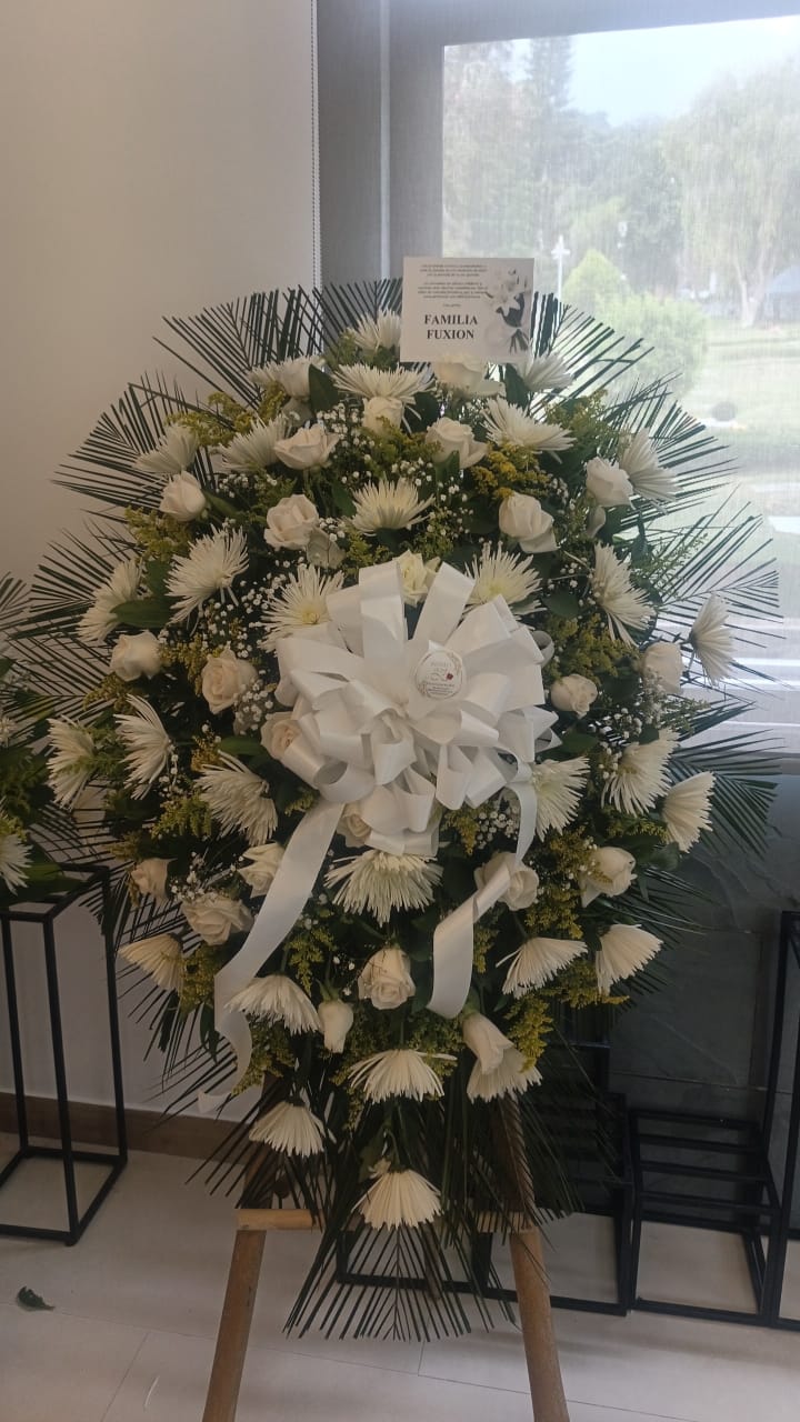 Corona fúnebre blanca