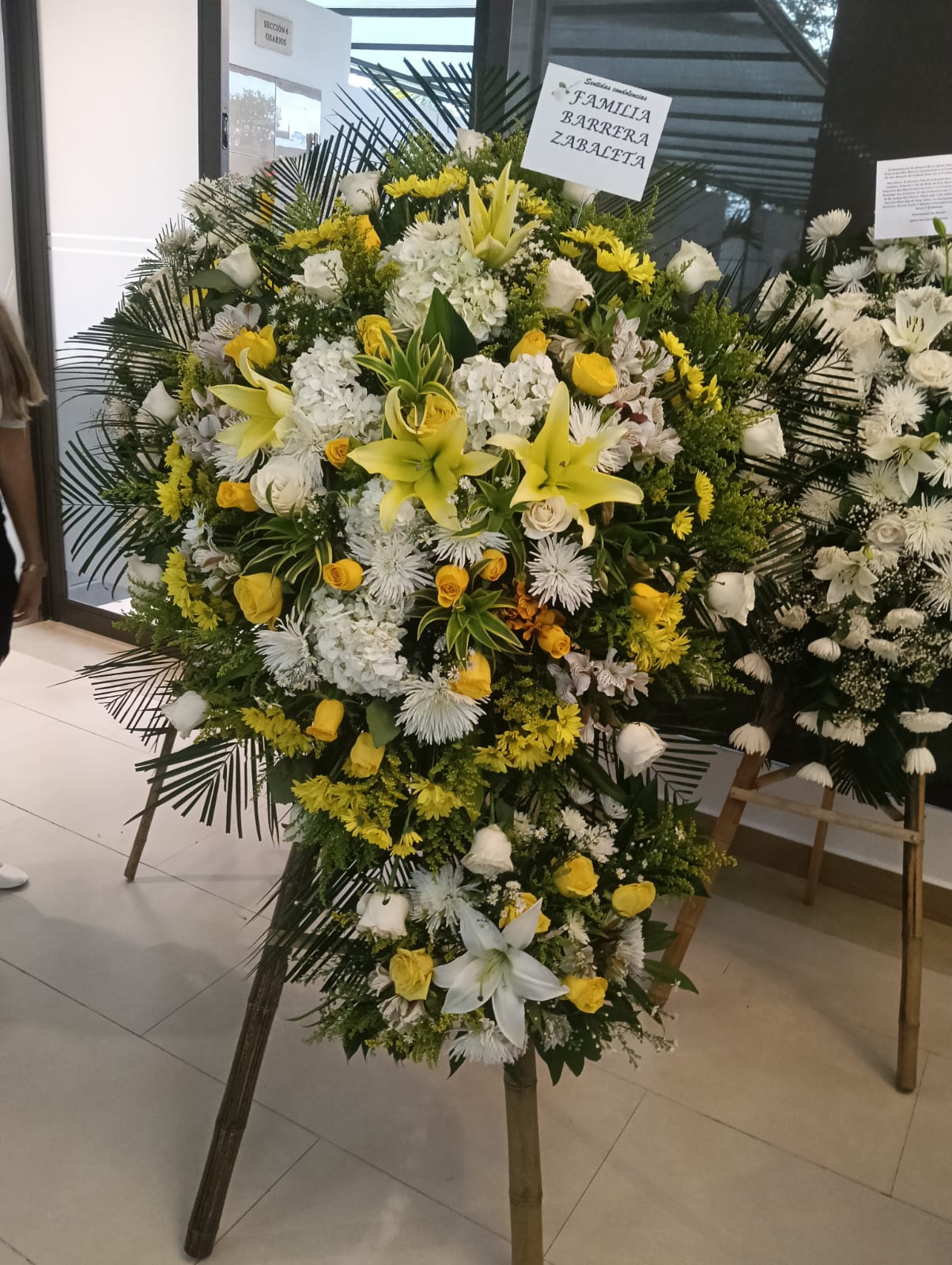 Corona fúnebre blanca y amarilla